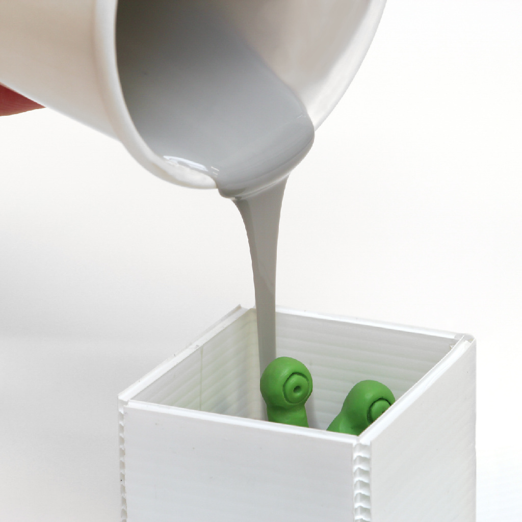 رزین اپوکسی، ریختن آن در قالبها