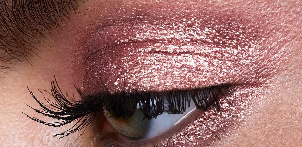 یکی از ابزارهای کلیدی آرایش چشم