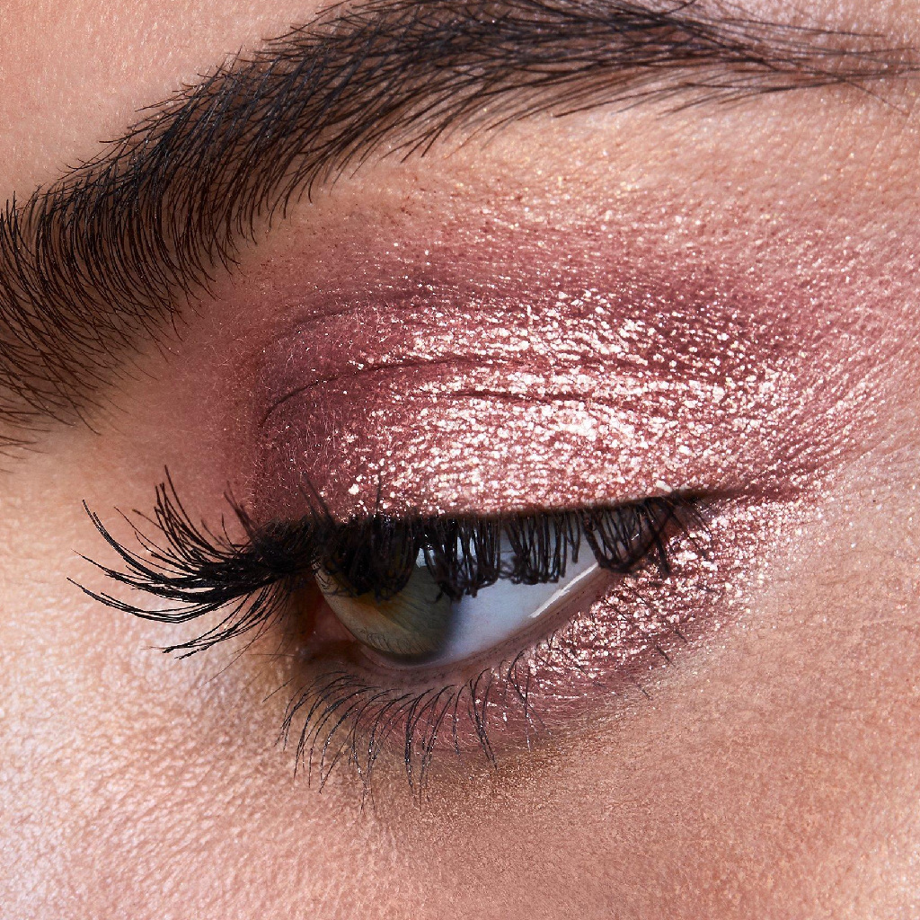 یکی از ابزارهای کلیدی آرایش چشم