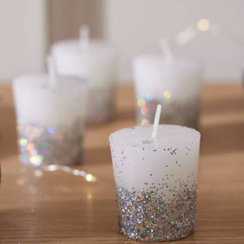 تزیین شمعها با اکلیل عید نوروز